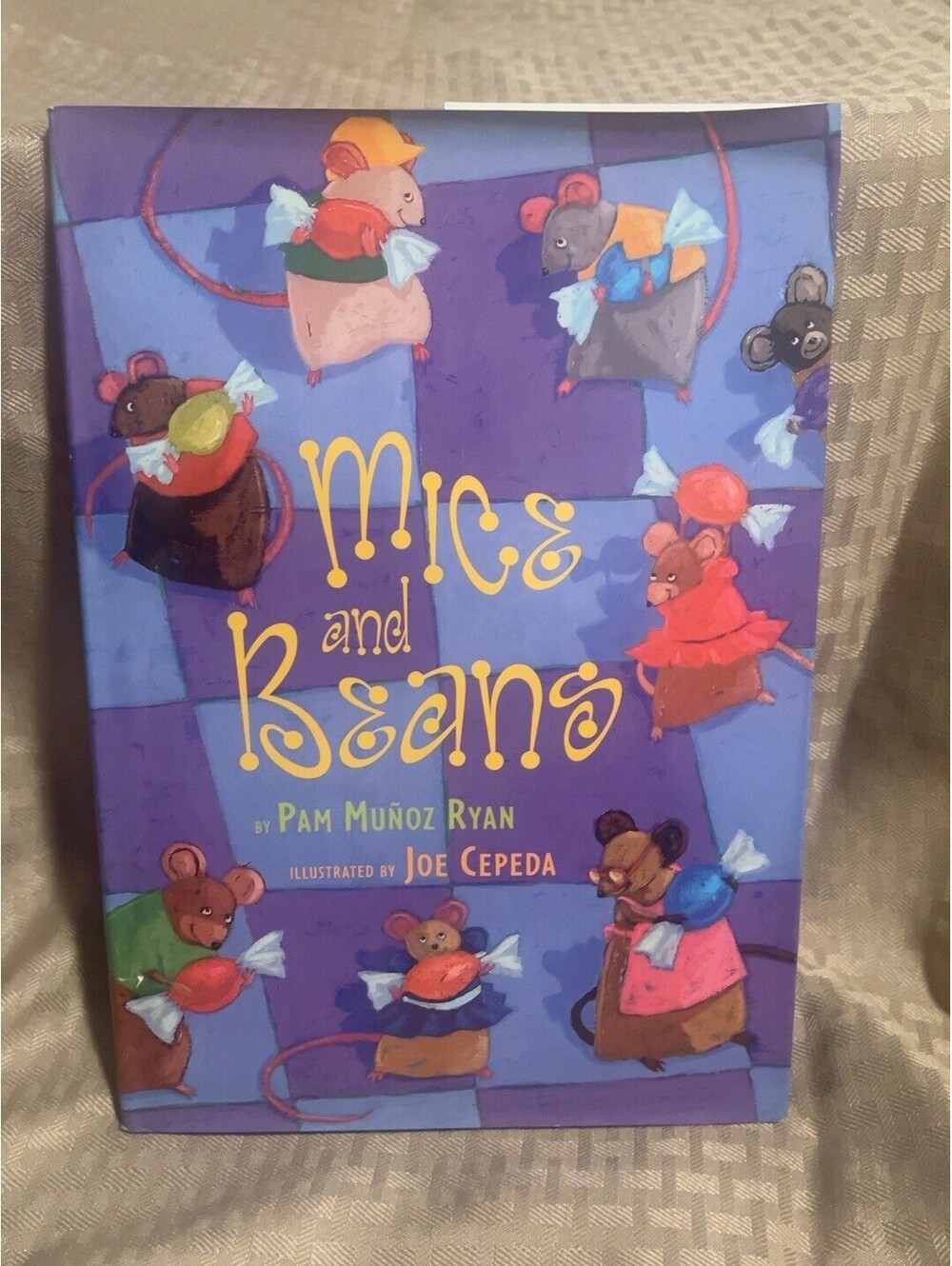 Mice and Beans Pam Muñoz Ryan Joe Cepeda Hardcover 2001 Scholastic dust jacket
